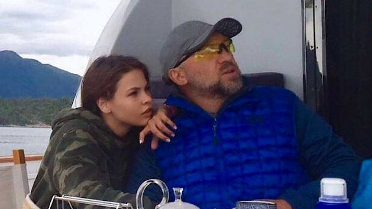 Das Escort-Mädchen Nastja Rybka mit dem Oligarchen Oleg Deripaska auf dessen Yacht „Elden“