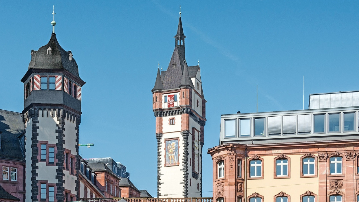 Der gotische Turm wird in seiner wiederhergestellten Gestalt dem historistischen Römer die Krone aufsetzen.