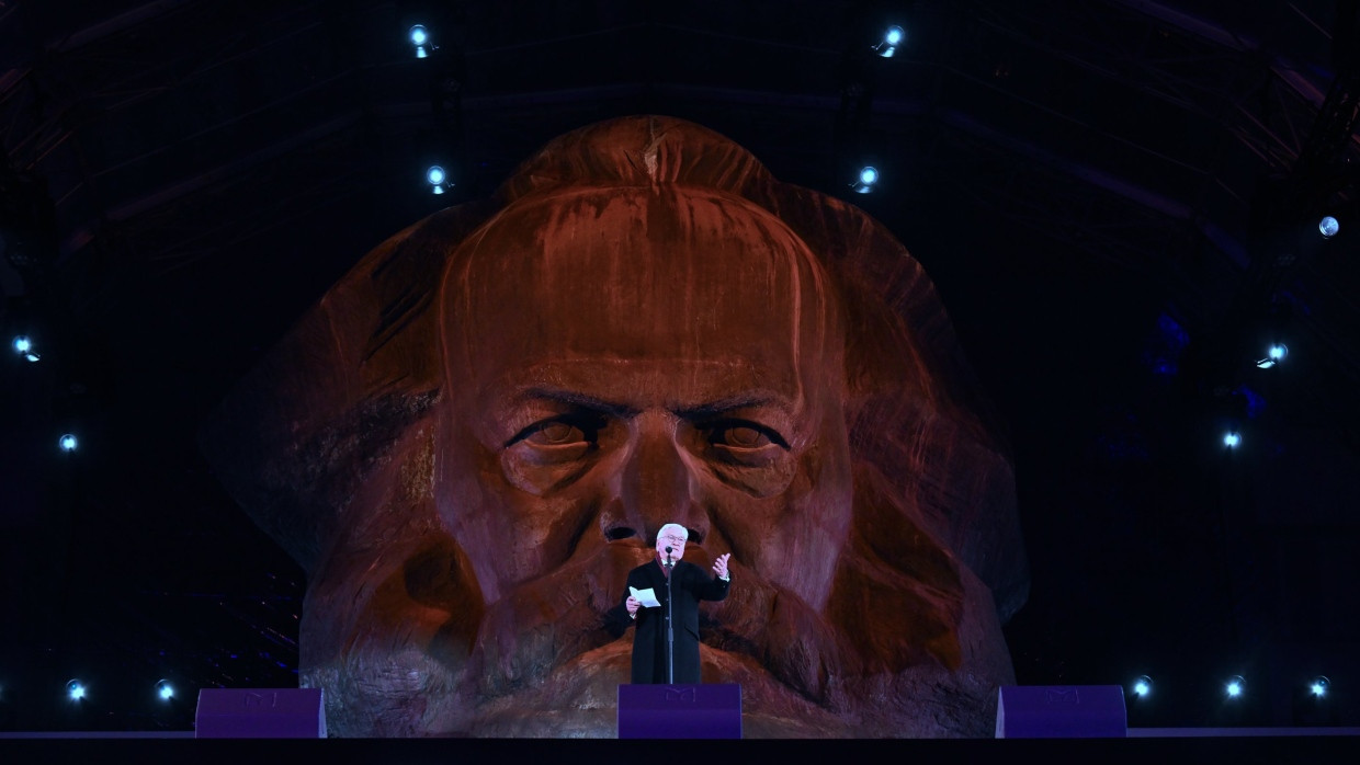 Kommt man sich da nicht ganz klein und hässlich vor? Bundespräsident Frank Walter Steinmeier eröffnet vor dem Karl-Marx-Monument in Chemnitz das Kulturhauptstadtjahr.