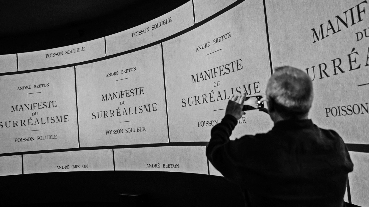 Frankreich feiert das Jubiläum, aber die Wirkung des vor hundert Jahren von André Breton veröffentlichten Manifests war weltweit: Blick in die gerade im Centre Pompidou laufende Ausstellung zu hundert Jahren Surrealismus.