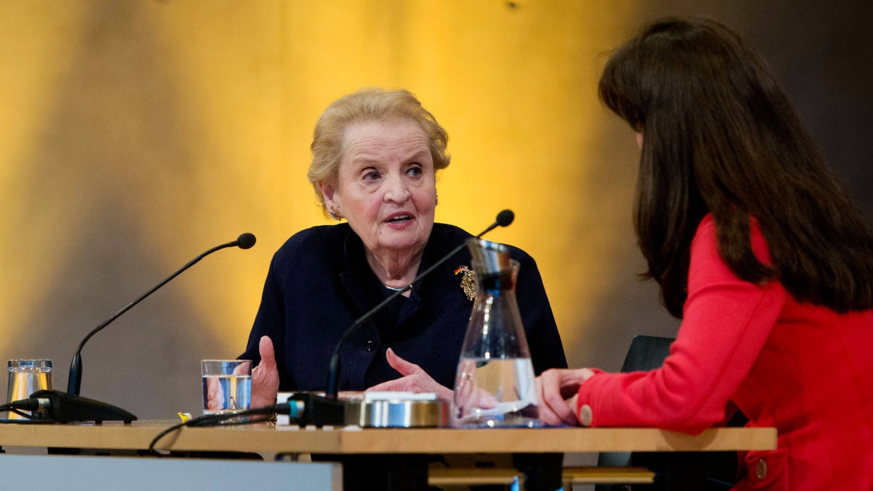 Wie und warum werden wir, wer wir sind? Madeleine Albright im Gespräch mit Felicitas von Lovenberg in der Deutschen Nationalbibliothek in Frankfurt.