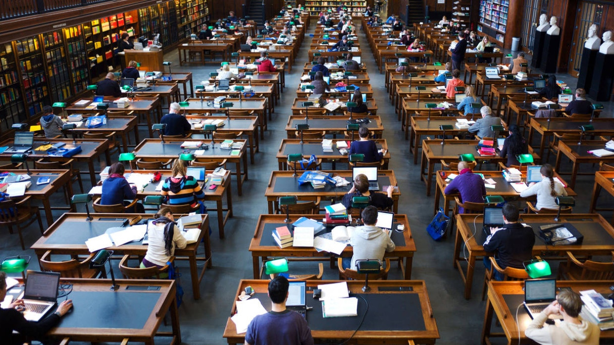 Was sie wohl denken mögen? Für Google und andere IT-Konzerne ist das Leseverhalten der Menschen besonders interessant. So wie hier von Studenten im Lesesaal der Deutschen Nationalbibliothek in Leipzig