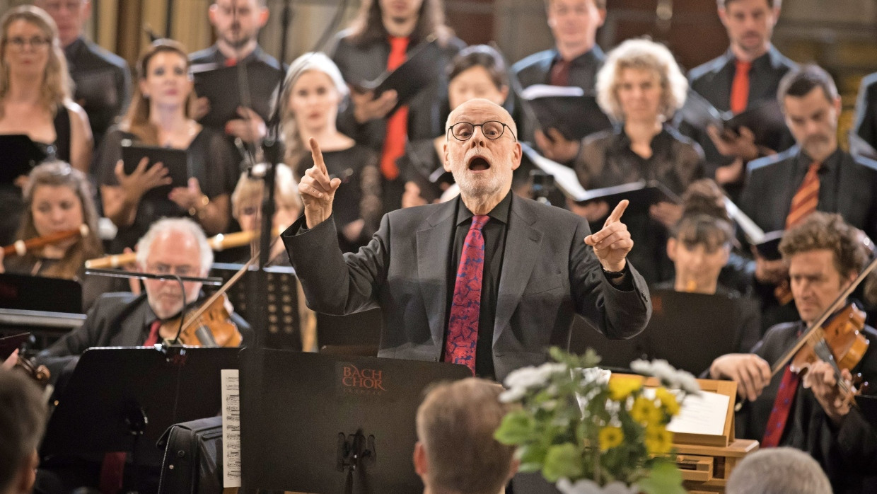 Ton Koopman dirigiert das Publikum beim Bachfest 2024.