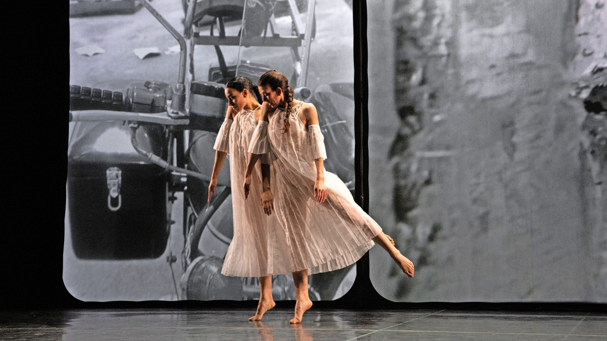 Anmut vor Robert Rauschenbergs Fotografien: Zwei Tänzerinnen der Trisha Brown Dance Company in „Glacial Decoy“