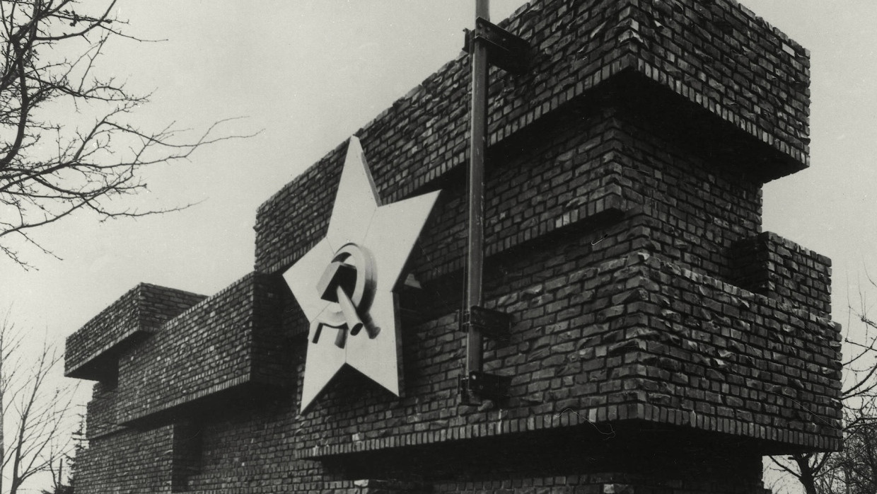 Das Denkmal für die Toten des Spartakusaufstandes wurde 1926 nach einem Entwurf von Ludwig Mies van der Rohe auf dem Zentralfriedhof in Berlin-Friedrichsfelde erbaut, 1935 zerstörten es die Nationalsozialsten.