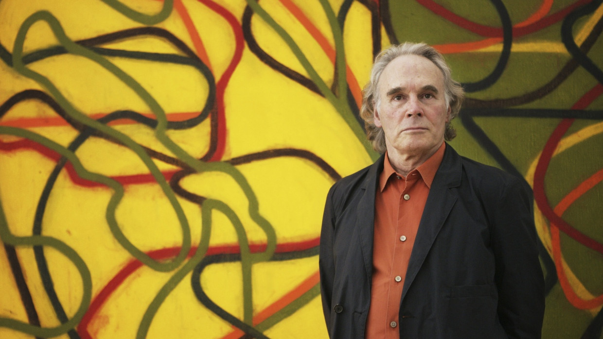 Die vielen Umwege der Gedanken schlagen als Palimpsest unter den vielfach übermalten Bildern durch: Brice Marden (1938 bis 2023) vor einem seiner Schlingengemälde während der großen Retrospektive im Hamburger Bahnhof in Berlin 2007