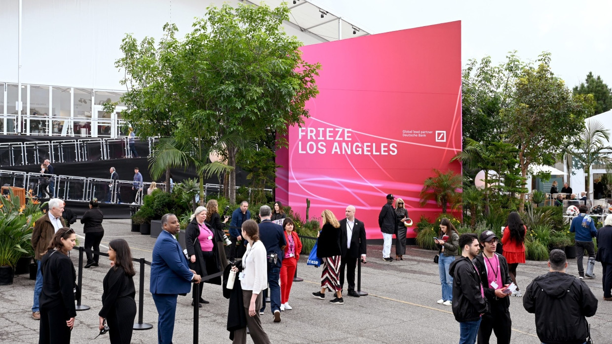 Der Flughafen Santa Monica als Veranstaltungsort ist nicht von den Bränden betroffen. Trotzdem könnte die Frieze in Los Angeles - hier eine Aufnahme von 2024 - abgesagt werden.