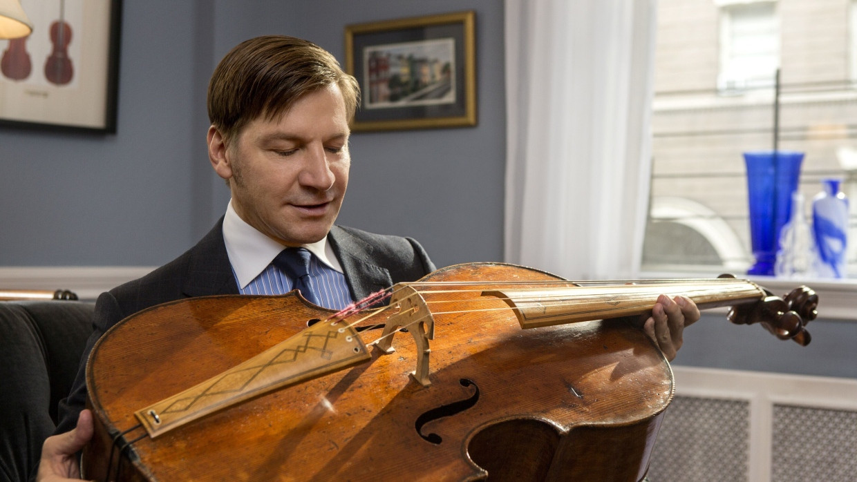 Der Händler Florian Leonhard mit dem Violoncello „Ex-Amaryllis Fleming“