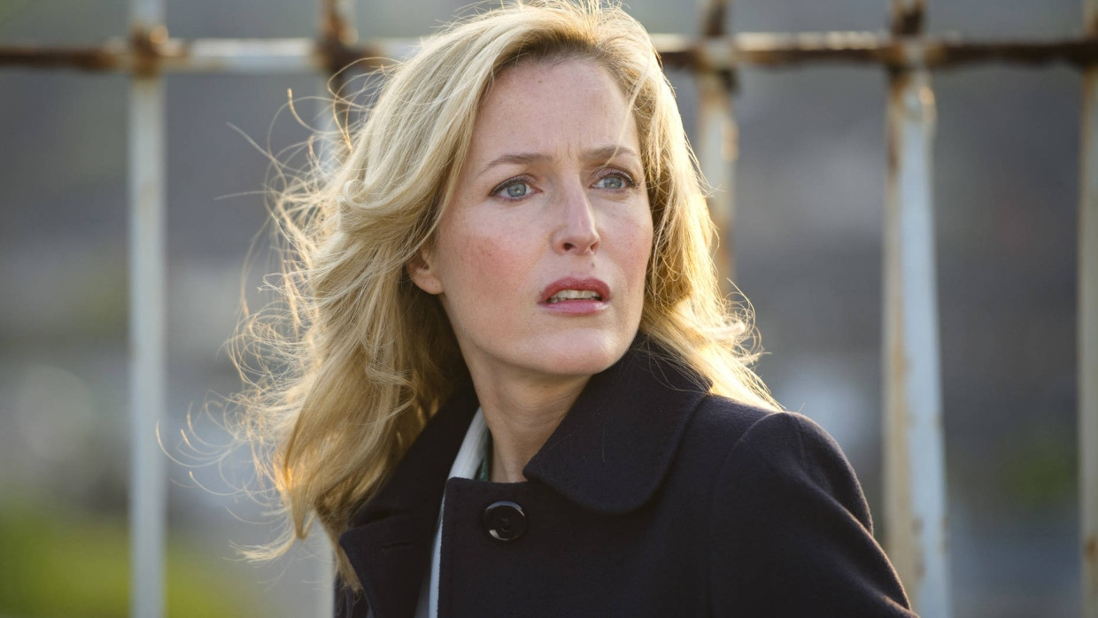 Die Londoner Ermittlerin Stella Gibson (Gillian Anderson) fängt in Belfast bei null an. Es wird dauern, bis sie den Mann, der Frauen in Serie ermordet, gefunden hat.