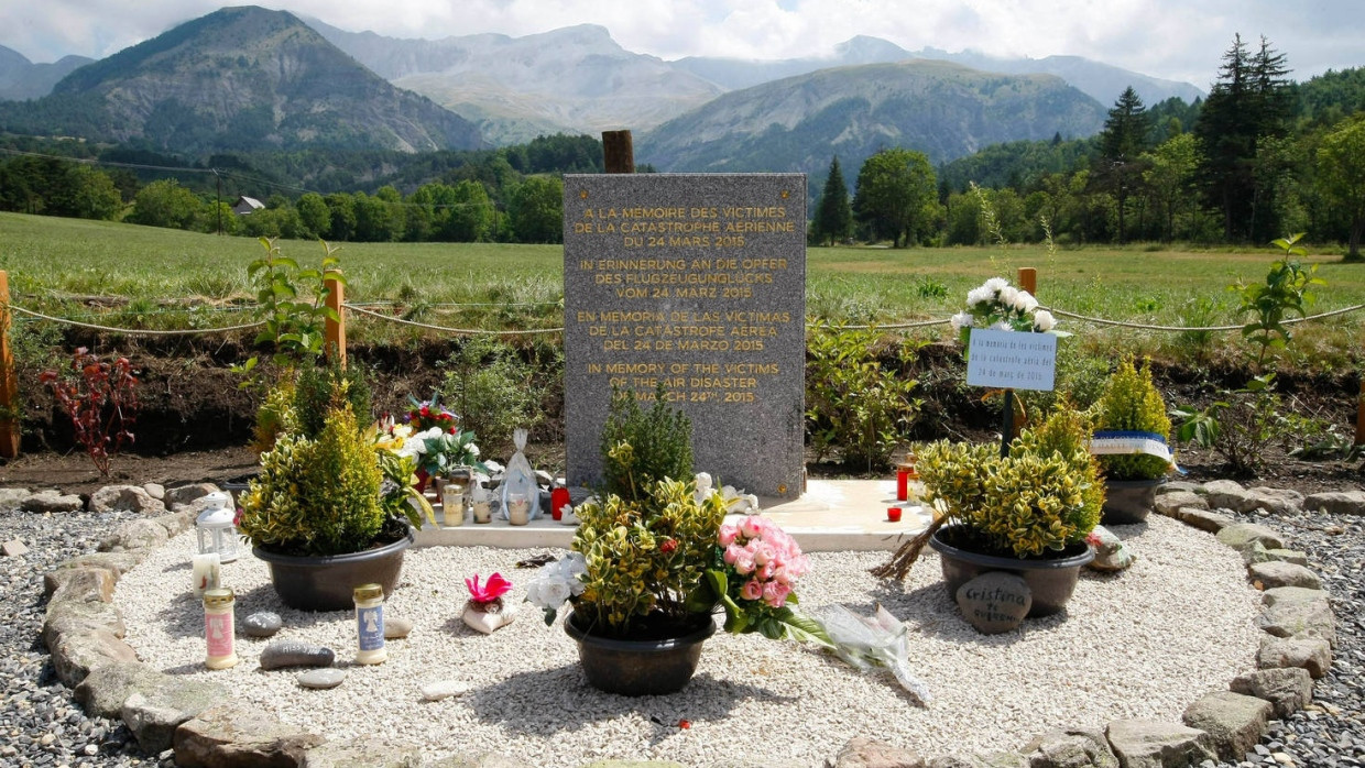 Heute erinnert eine Stele an der Absturzstelle bei Le Vernet an das Ereignis.