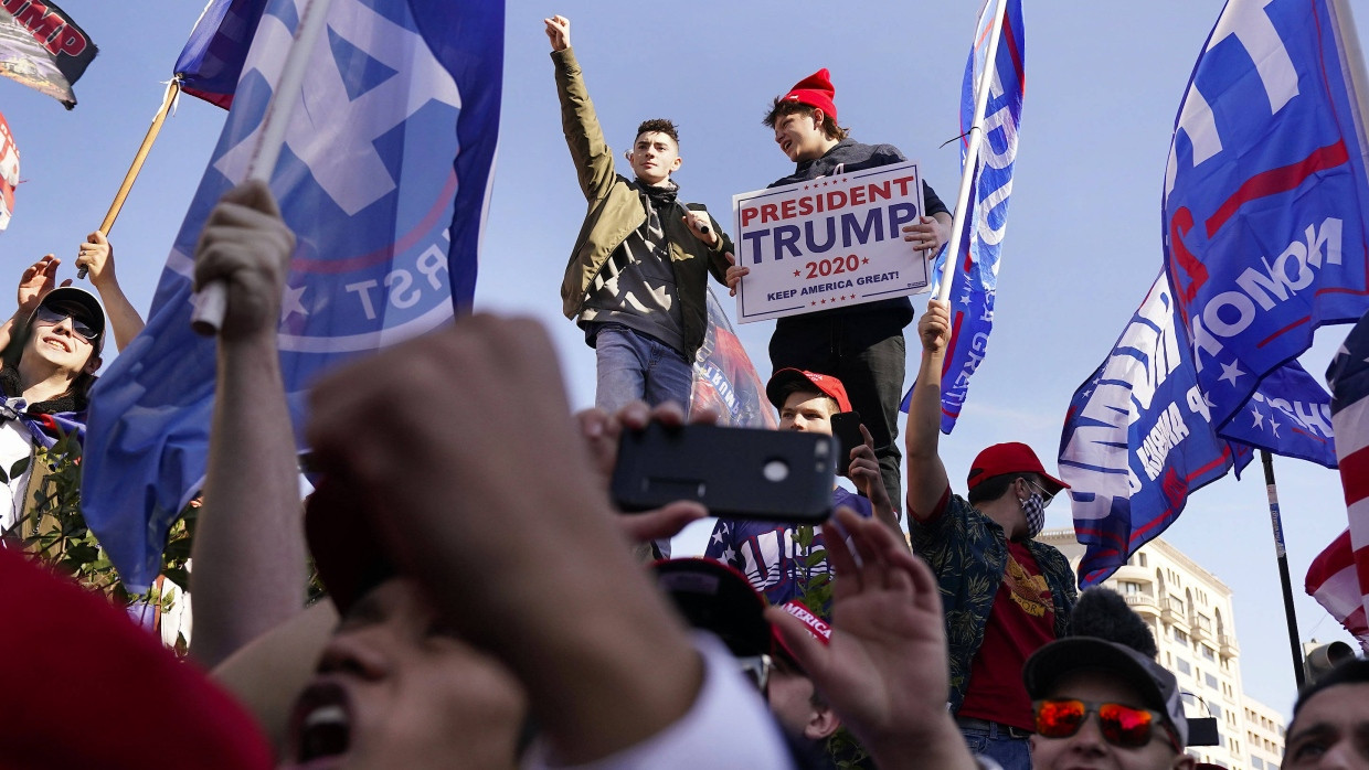 Ist es vorbei? Für sie offenbar nicht: Trump-Anhänger Mitte November bei einer Demonstration in Washington.