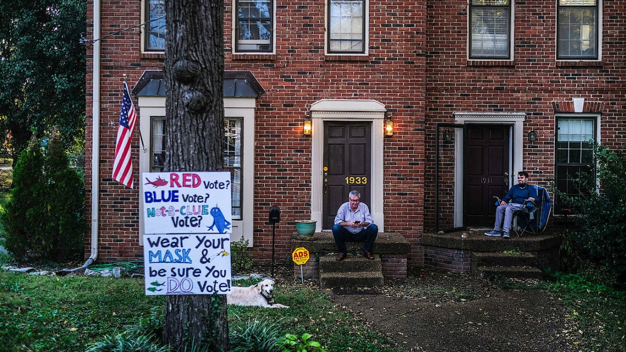 Die Roten oder die Blauen? Die beiden Herren auf dem Anwesen der Belmont University in Nashville scheinen auf jeden Fall eines zu wissen: Jede Stimme zählt!