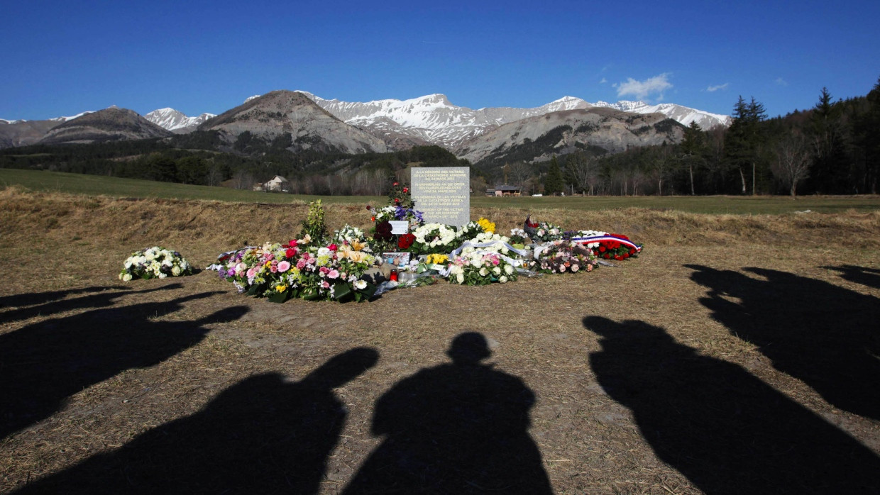 In den französischen Alpen: Nahe dem Ort, an dem der Kopilot den Germanwings-Airbus zum Absturz brachte, gedenken Angehörige der Opfer.