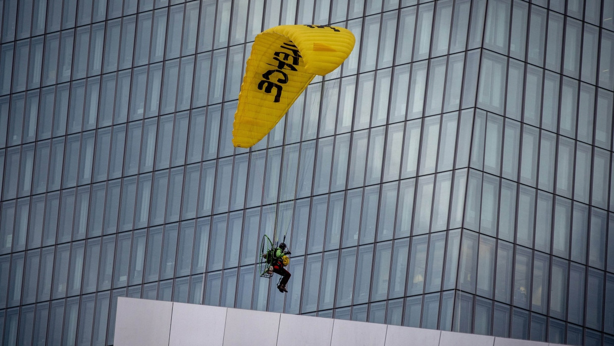 Im vorigen Jahren waren Aktivisten von Greenpeace mit einem Gleitschirm auf einem Dach der EZB in Frankfurt gelandet, um für eine grünere Geldpolitik zu demonstrieren. Zwei Männer wurden dafür Anfang Juli zu einer Geldstrafe verurteilt.