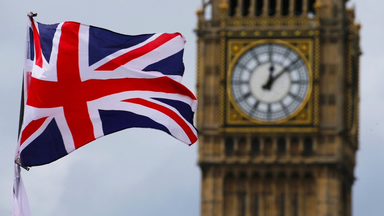 Britische Flagge vor dem Wahrzeichen Big Ben