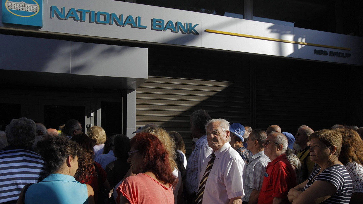 Rentner vor der National Bank of Greece in Athen: Die Banken leiden unter einem massiven Kapitalabfluss.