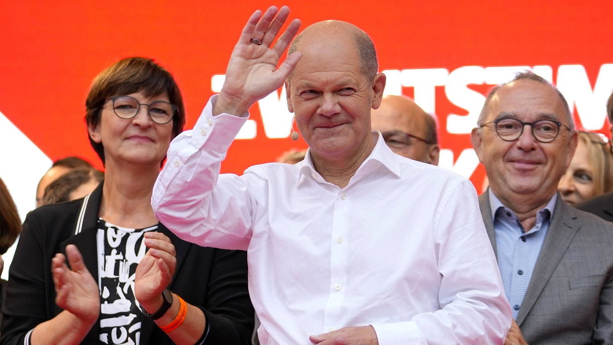 Olaf Scholz, Finanzminister und SPD-Kanzlerkandidat, steht am Freitag nach dem offiziellen Abschluss des Wahlkampfes der SPD auf dem Heumarkt in Köln neben den SPD-Parteivorsitzenden Saskia Esken und Norbert Walter-Borjans.