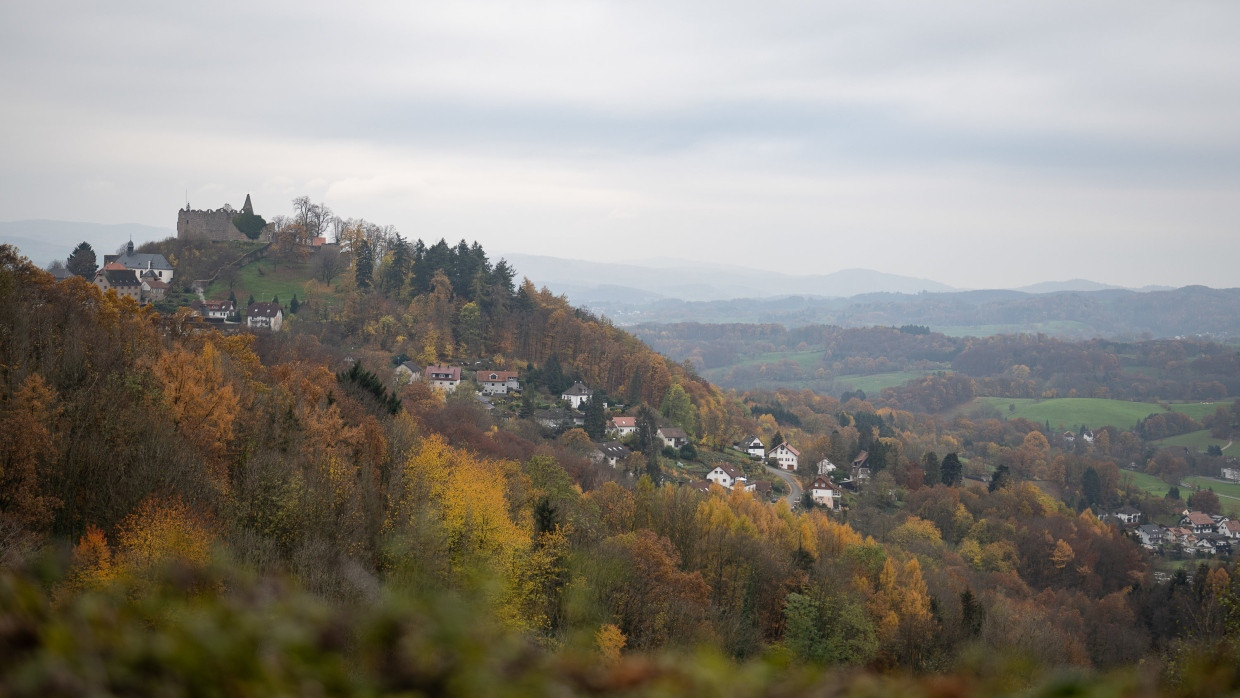 Gemeinden im Odenwald- und im Schwalm-Eder-Kreis erzielen insgesamt ein Fünftel der landesweiten kommunalen Einnahmen. Hier Blick auf die Burg Lindenfels im Odenwald.