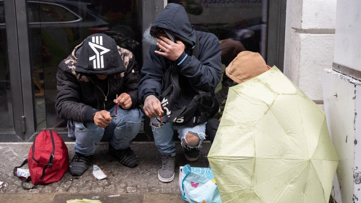 Konsum: Drogenabhängige rauchen Crack im Frankfurter Bahnhofsviertel.