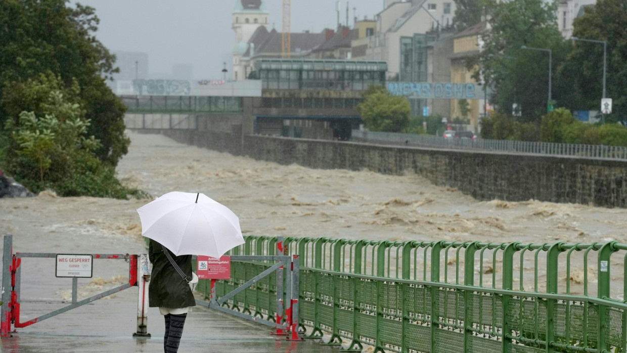 Wien: Blick auf den Hochwasser führenden Wienfluss, ein Nebenfluss der Donau.