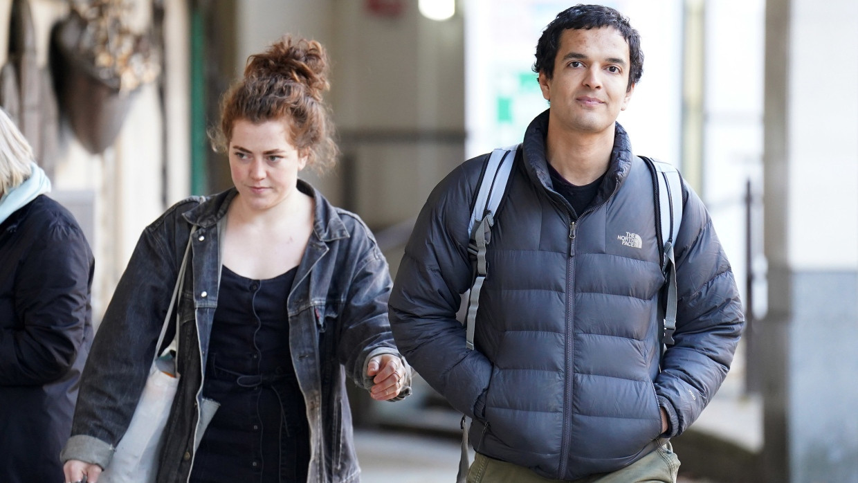 Die Demonstranten von Just Stop Oil, Emily Brocklebank und Xavier Gonzales-Trimmer, verlassen das Westminster Magistrates' Court in London.