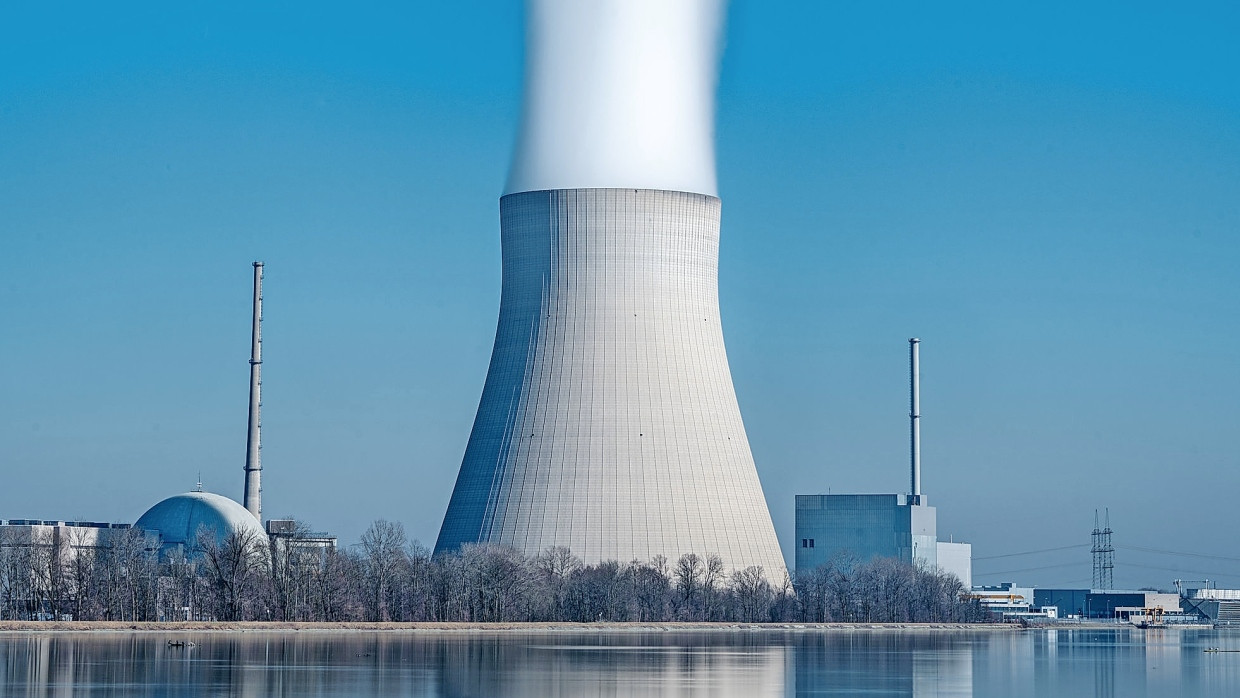 Der Himmel ist blau-weiß: Das Atomkraftwerk Isar 2 im bayerischen Landshut