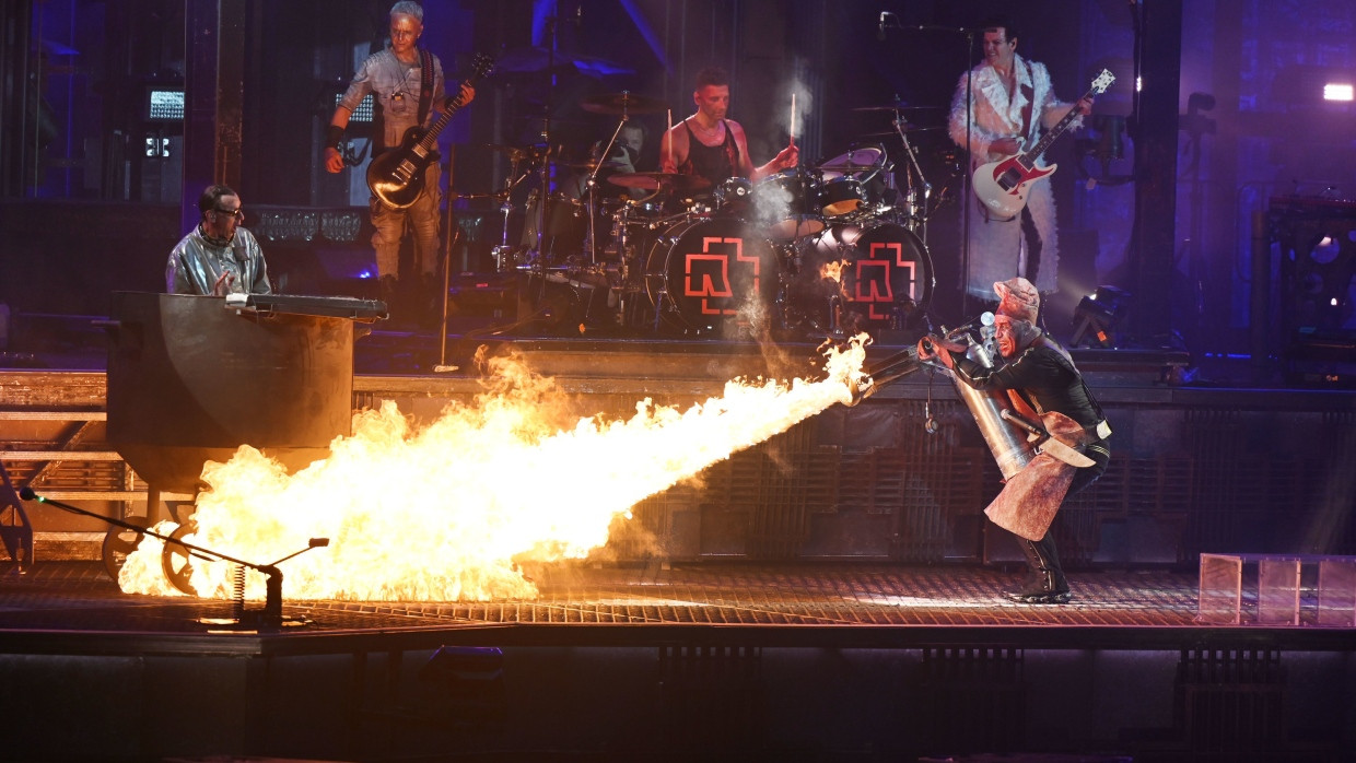 Till Lindemann hantiert auf einem Konzert im Juni 2022 in Düsseldorf mit einem Flammenwerfer.