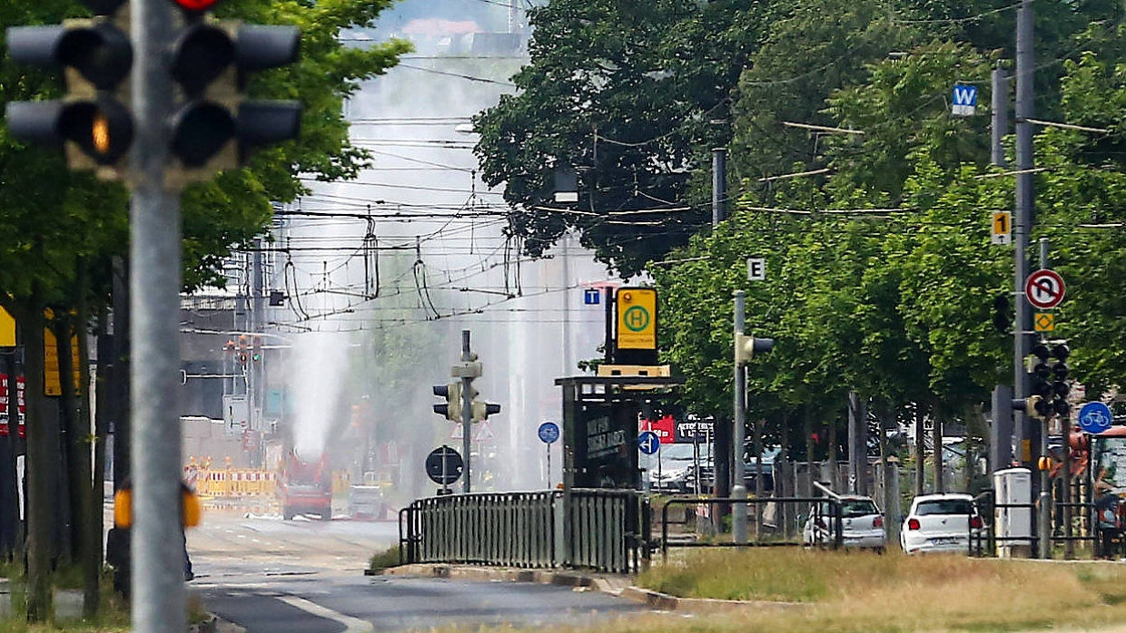 Mit einem Löschroboter kühlten die Feuerwehr die Bombe in Dresden.