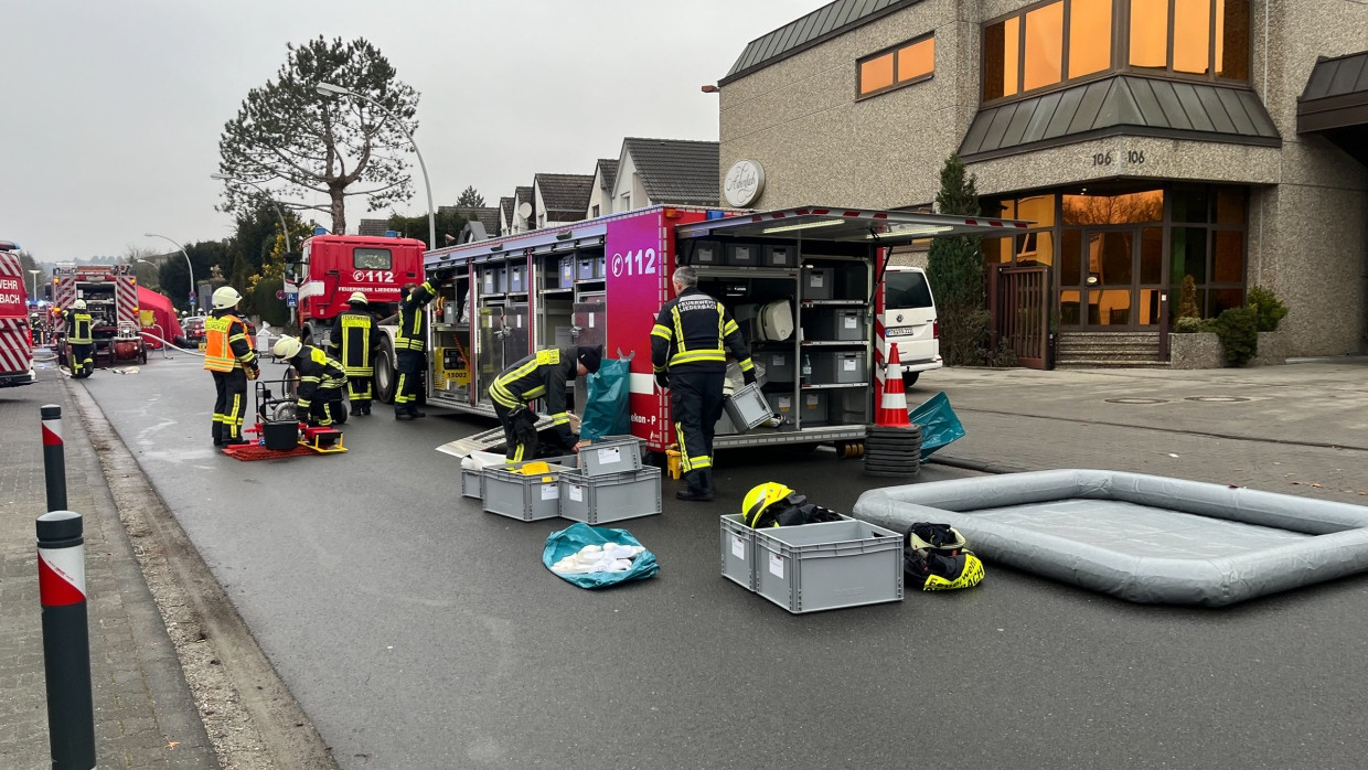 Kräfte der Feuerwehr sind bei einem Unfall mit einem Gefahrstoff im Main-Taunus-Kreis im Einsatz.