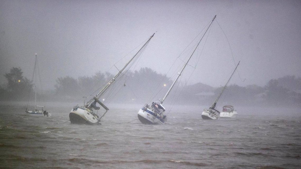 Segelboote, die in der Roberts Bay vor Anker liegen, wurden von „Ian“ wie Spielzeugboote umhergeweht.