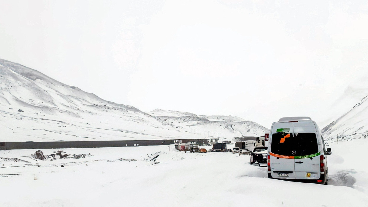 Dieses Handoutbild der argentinischen Nachrichtenagentur Telam zeigt eine Schlange von eingeschneiten Fahrzeugen auf dem Gebirgspass zwischen Argentinien und Chile