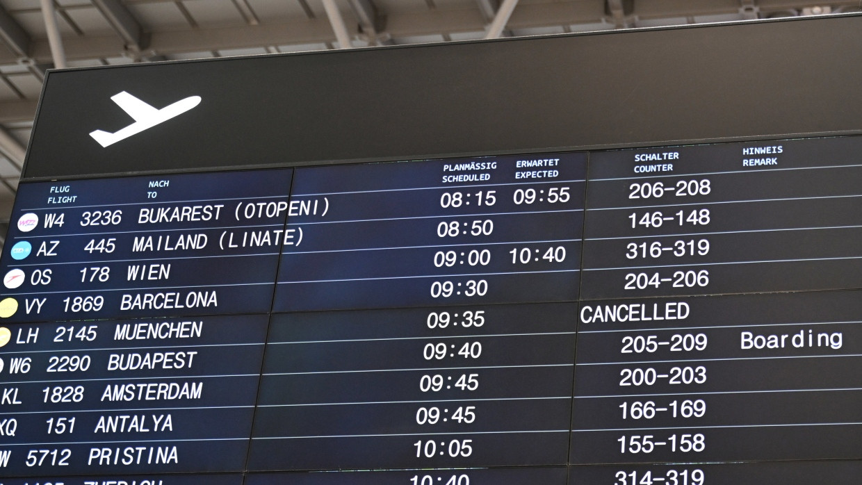 Wegen Glatteises kommt es am baden-württembergischen Landesflughafen Stuttgart zu Verzögerungen.