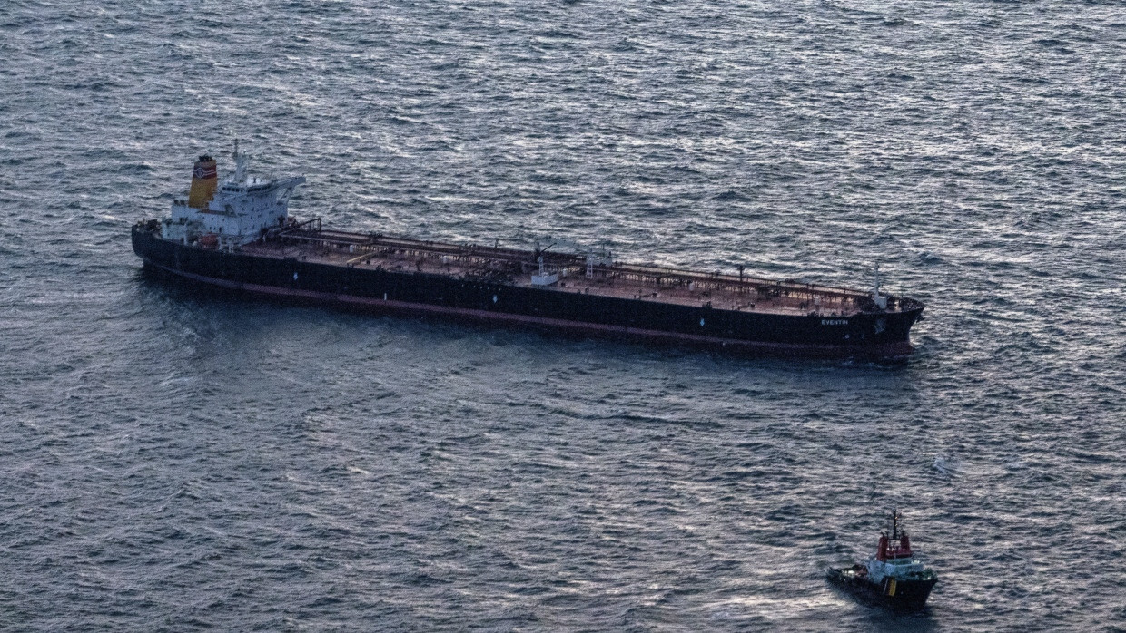 Der Tanker „Eventin“ vor der Ostseeinsel Rügen