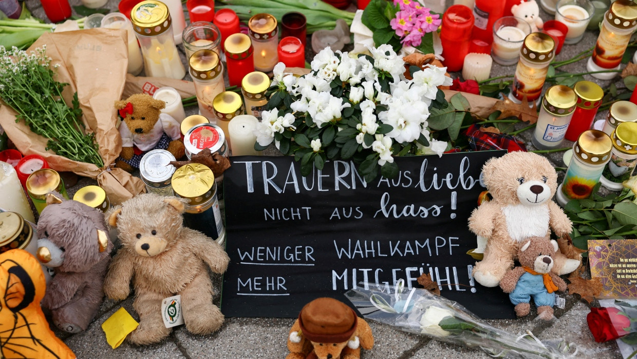 Blumen und Kuscheltiere liegen am Gedenkort in Aschaffenburg.