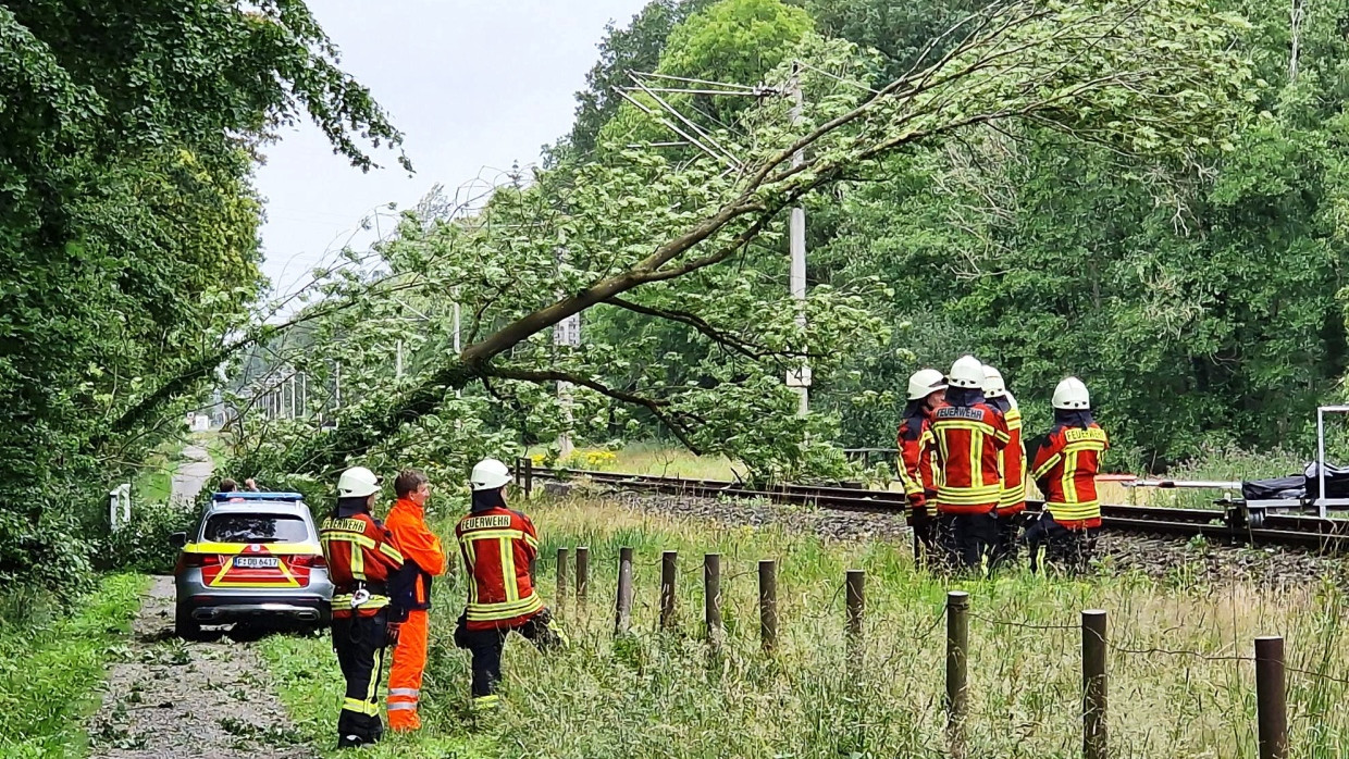 Einsatzkräfte der Feuerwehr auf der gesperrten Bahnstrecke zwischen Oldenburg und Leer