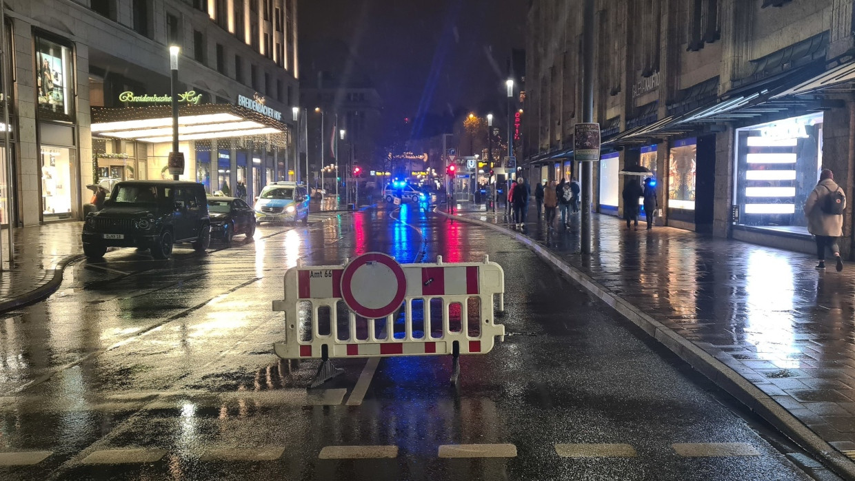 Straßensperrung in der Düsseldorfer Innenstadt. Die Polizei hatte wegen einer Bedrohungslage die Weihnachtsmärkte geräumt.