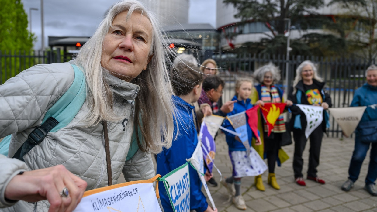 Die Schweizer Klägerinnen am 09.04.2024 vor dem Gerichtshof in Strassburg