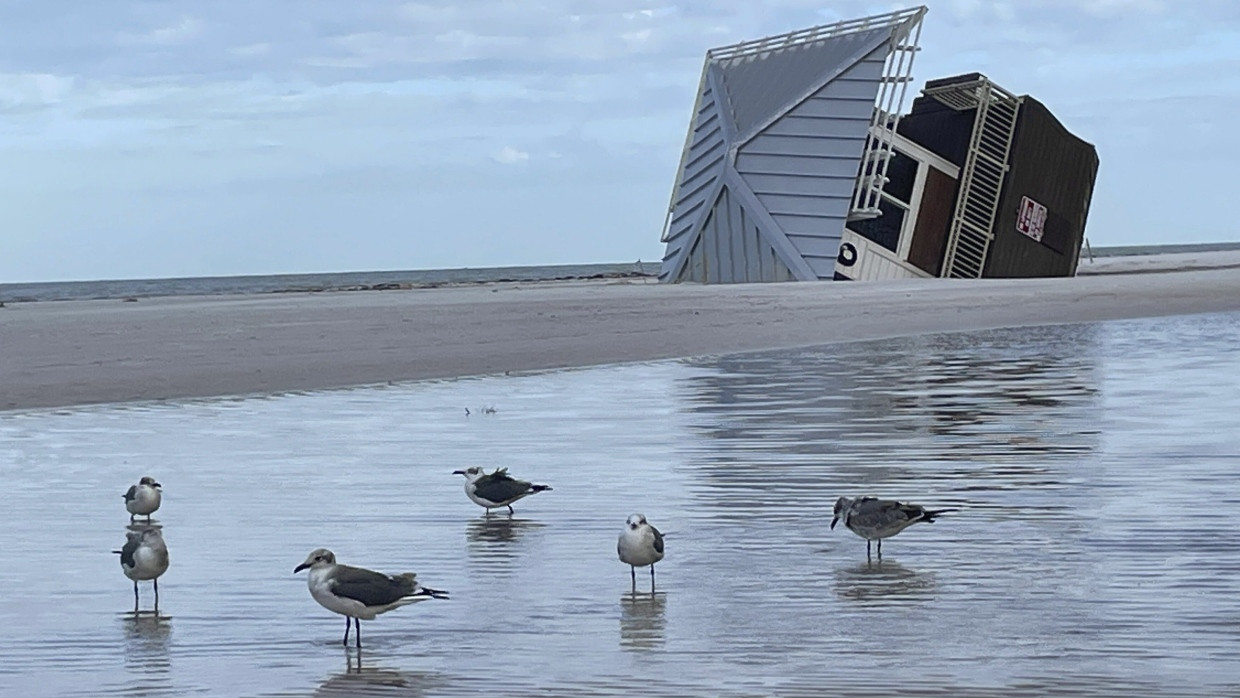 Eine umgestürzter Rettungsschwimmer-Turm liegt nach dem Hurrikan Milton am Clearwater Beach in Florida.