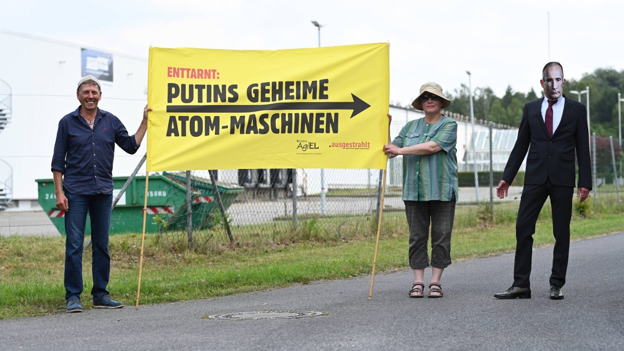 Der dem Kreml unterstellte russische Atomkonzern Rosatom habe seine heimlich und ohne Genehmigung errichteten Maschinen zur Brennelemente-Fertigung in einem ehemaligen Möbelhaus in Lingen versteckt. Dagegen gibt es Proteste.