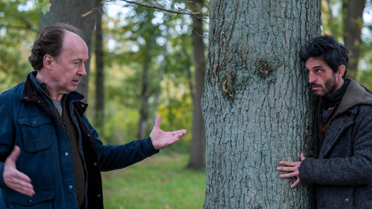 Zwei Männer im Wald, Rat suchend: Ulrich Noethen (links) und Christoph Bach.