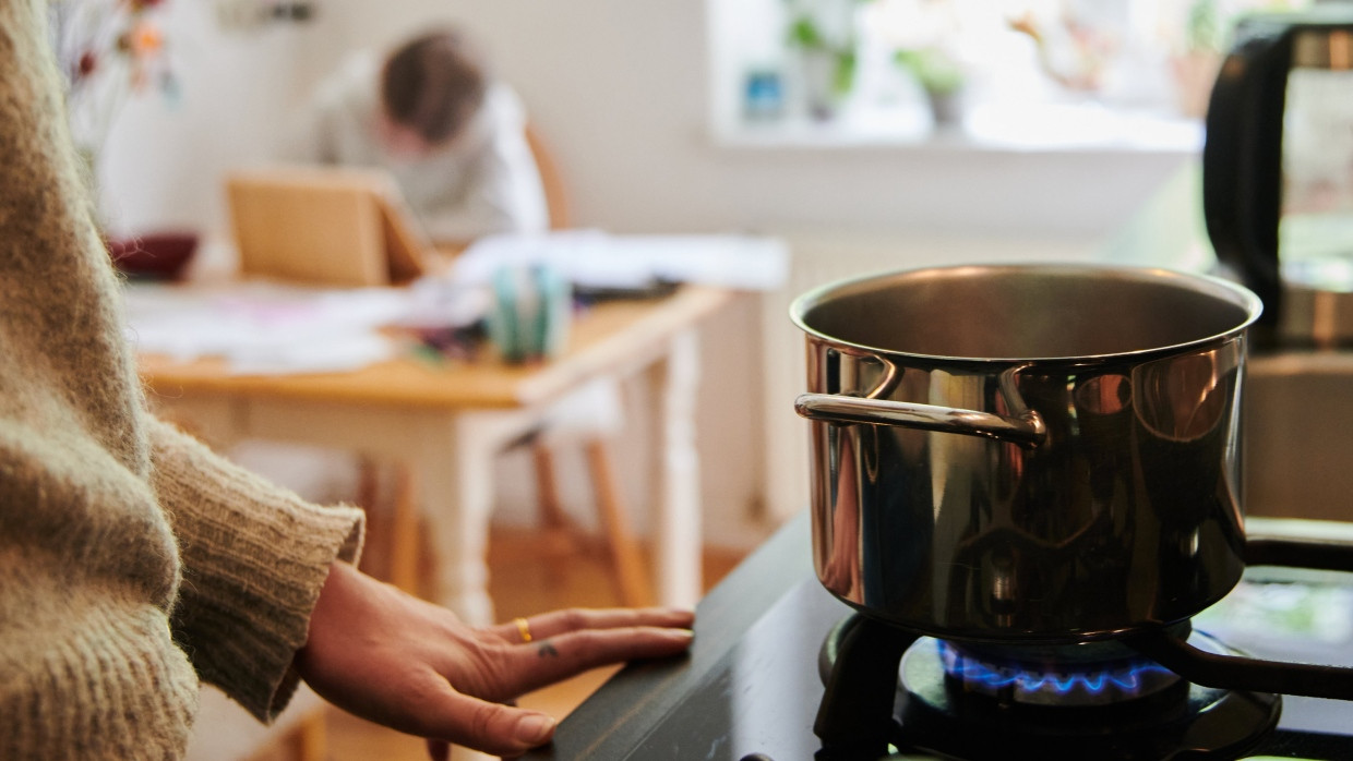 Noch steuerlich begünstigt: Eine Frau kocht in Berlin mit Gas.