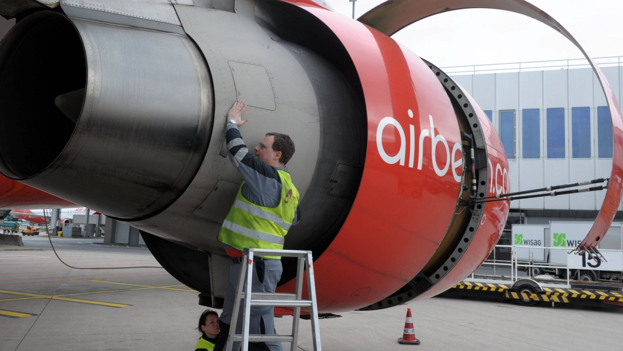 Wartungsarbeiten an einer Maschine der Fluggesellschaft Air Berlin (Symbolbild)