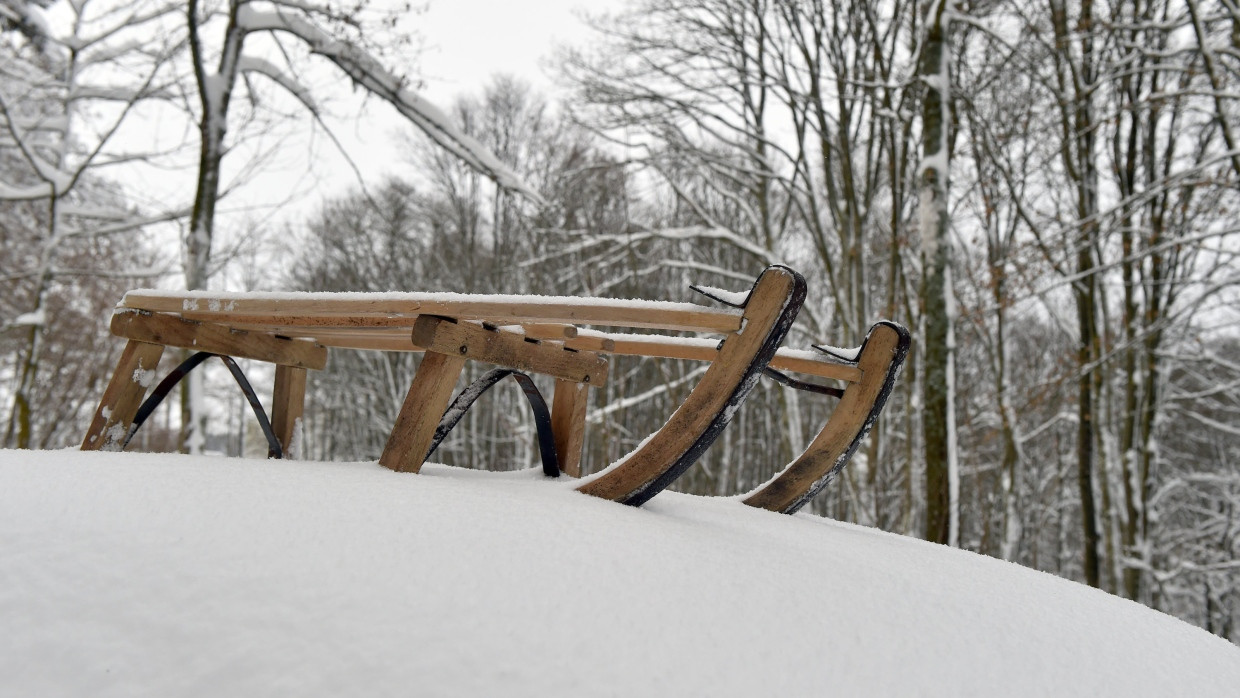 Ein Holzschlitten im Schnee (Symbolbild)