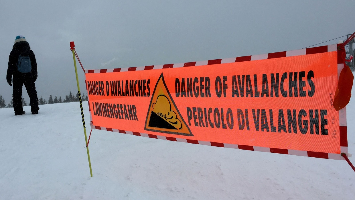 Ein Banner weist auf hohe Lawinengefahr hin. Fünf Skifahrer sind in den französischen Alpen bei zwei Lawinenabgängen ums Leben gekommen.