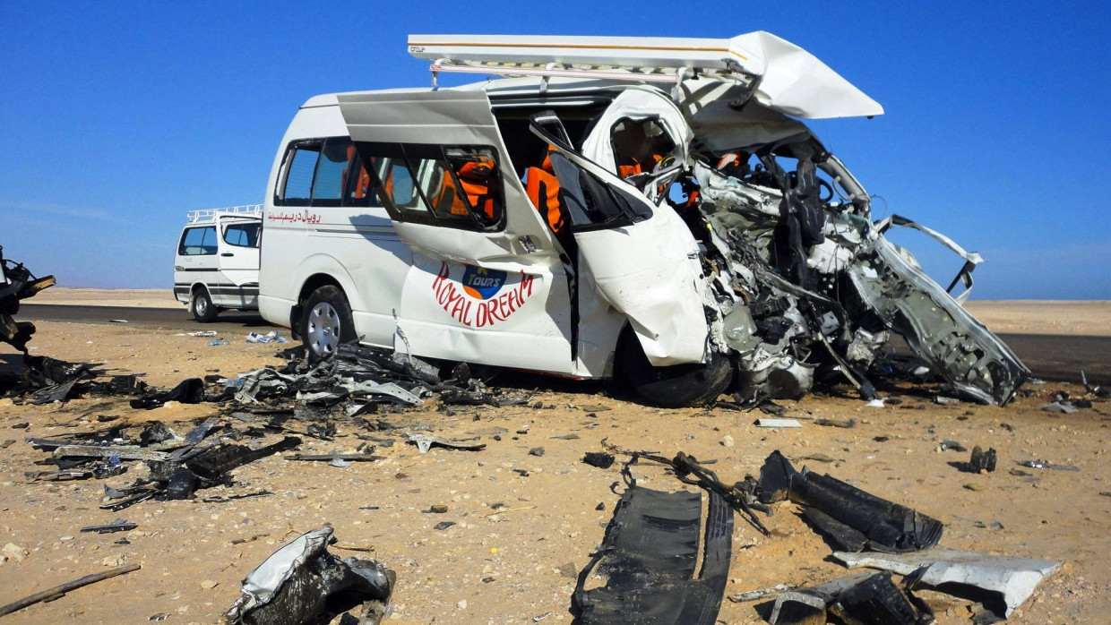 Die zwei Minibusse, die nahe Hurghada ineinander gefahren sind.