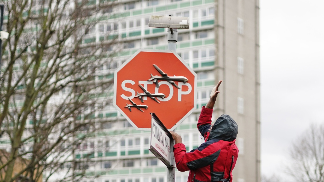 Ein neues mutmaßliches Kunstwerk von Banksy ist kurz nach dem Auftauchen in London von zwei Männern abgebaut worden.