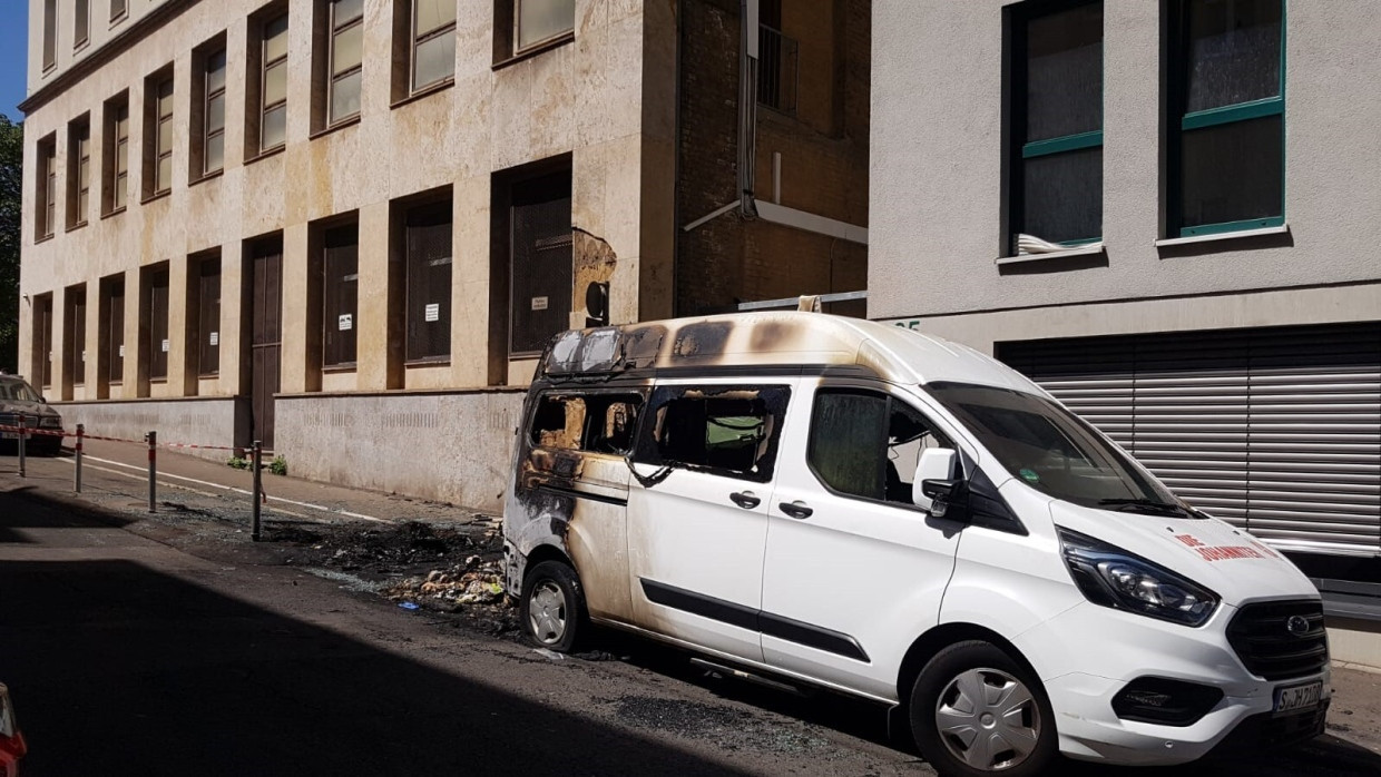 Ein ausgebranntes Auto vor dem türkischen Konsulat in Stuttgart am 19. Juli