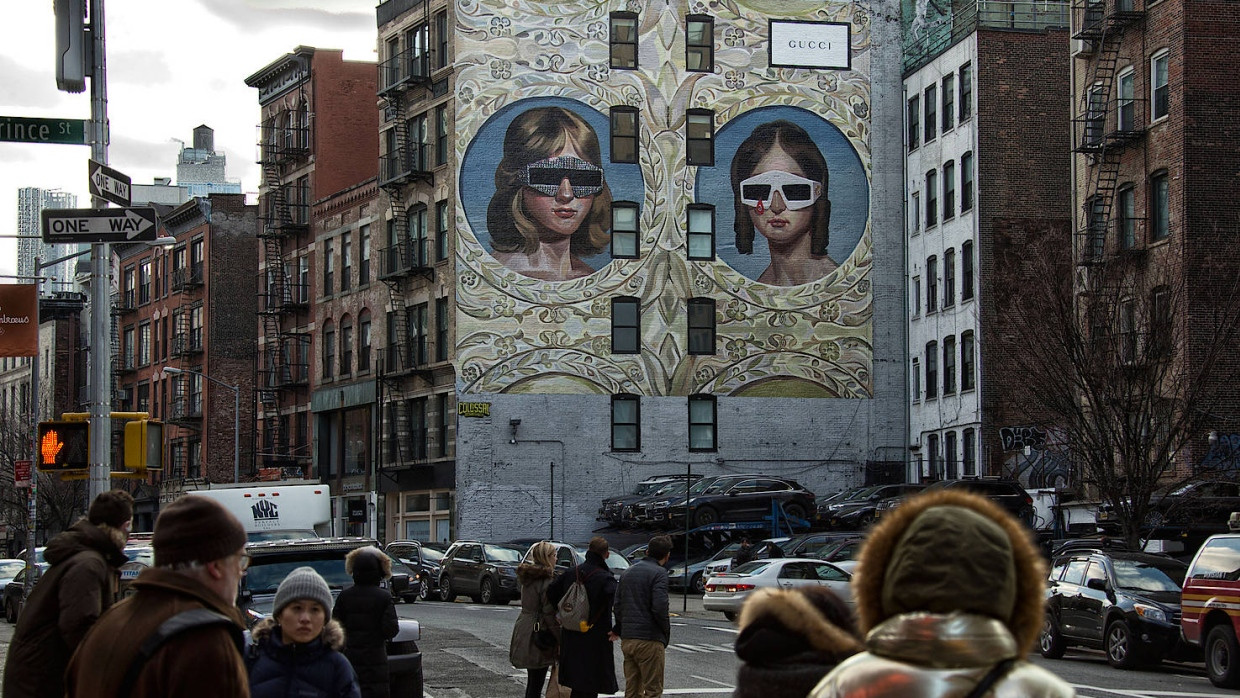 Mit Retro-Marketing zum Instagram-Avantgardisten: Gucci-Designer Alessandro Michele hat in New York Werbung auf eine Wand malen lassen.