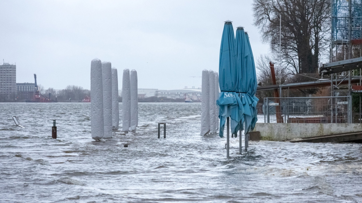 Das Wasser der Elbe überspült bei Hochwasser Teile des Strands in Hamburg-Övelgönne.