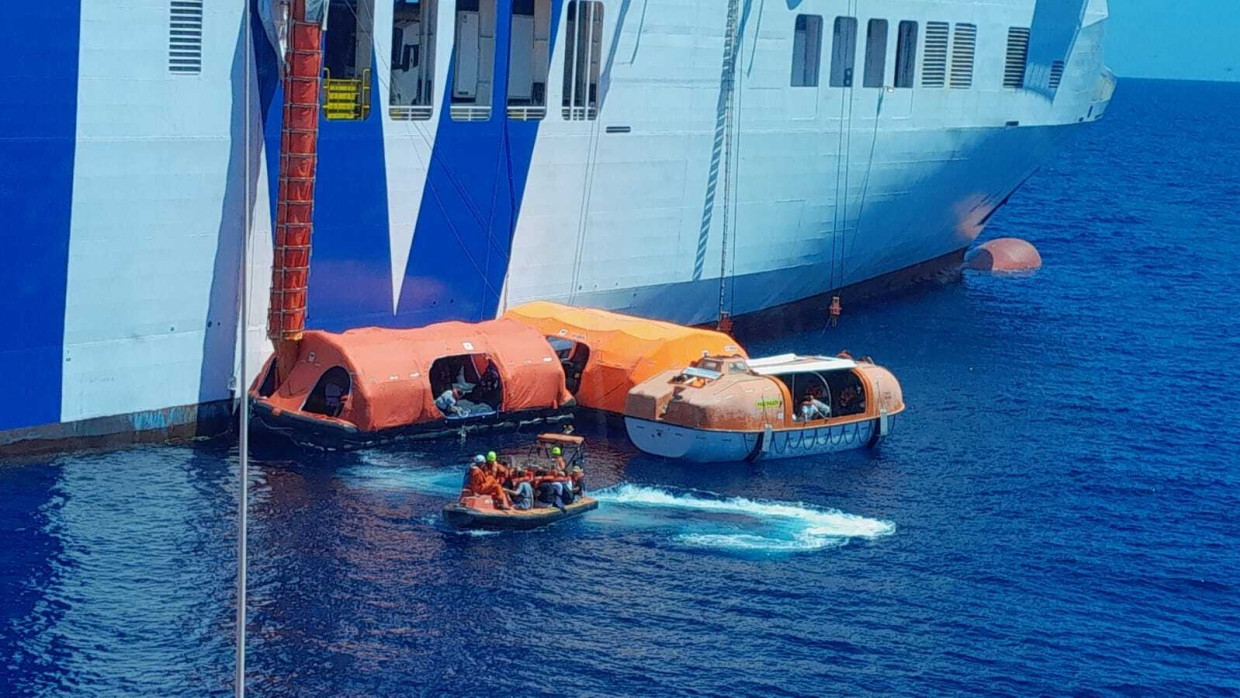 In Rettungsbooten wurden die Passagiere von der Fähre „Tenacia“ geholt.